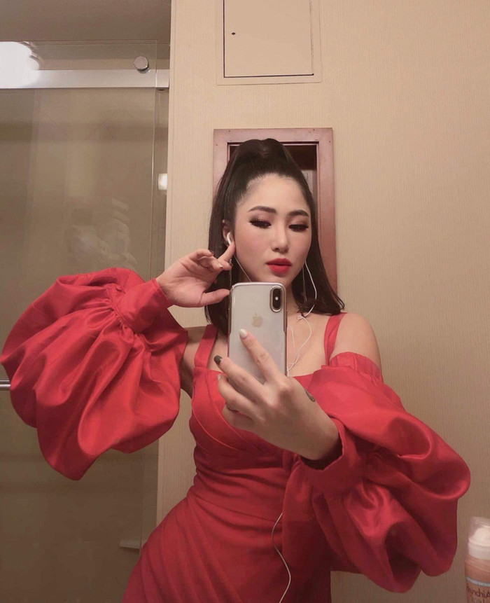 Hương Tràm từng chia sẻ khoảnh khắc chụp ảnh cùng chiếc điện thoại này (Ảnh: FBNV).