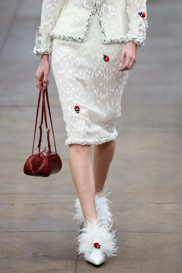 Những chi tiết độc đáo trên trạng phục như bọ rùa nhỏ xuất hiện trên váy và giày. Ảnh: Reuters