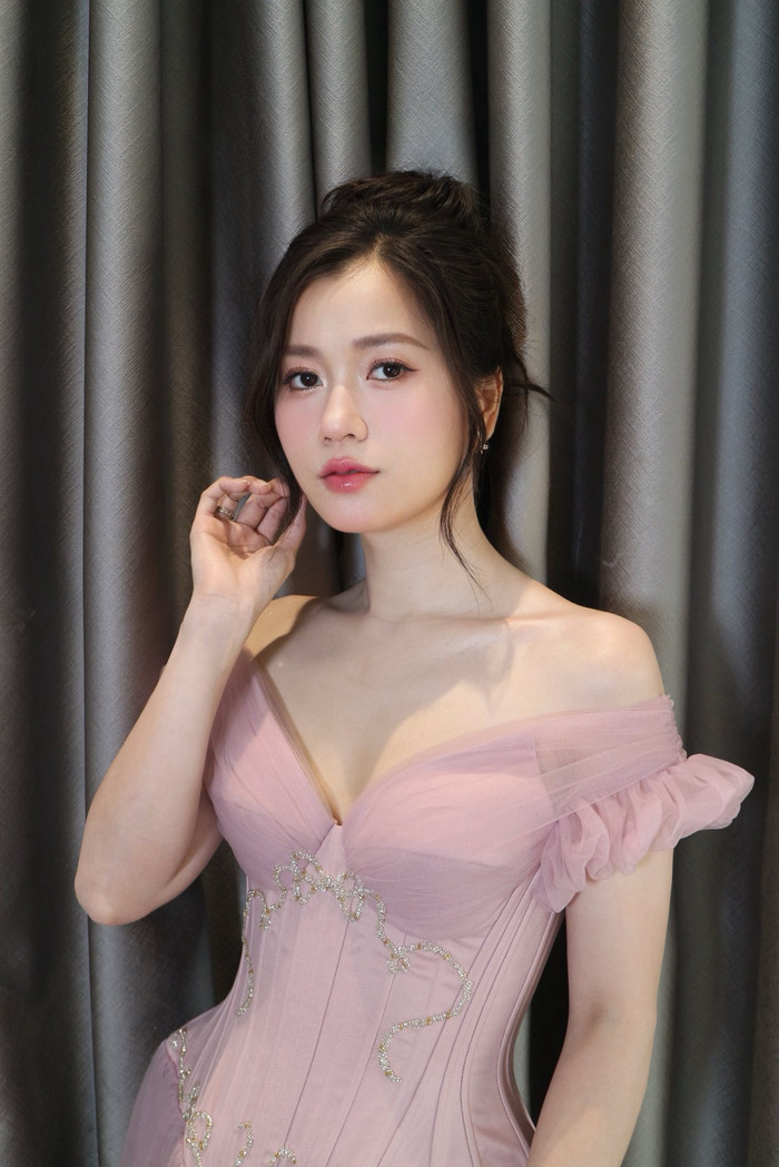 Lâm Vỹ Dạ sử dụng chiếc túi hơn 100 triệu đồng đến từ nhà mốt Pháp. Ảnh: FBNV