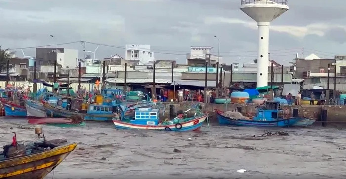 Tàu cá bị lũ cuốn trôi tại Liên Hương. Ảnh: báo Pháp luật TP.HCM