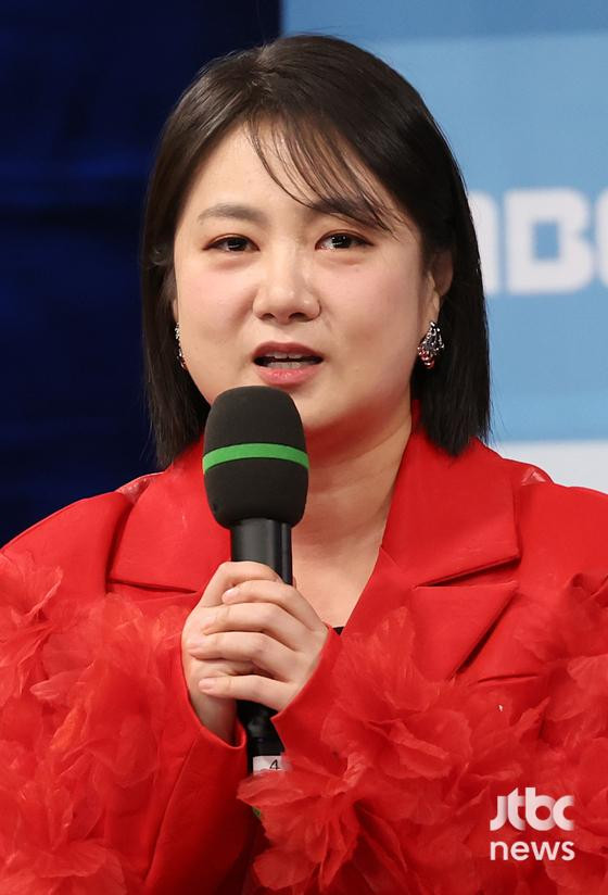 Việc nữ diễn viên Park Na Rae vướng nghi vấn 'tác động vật lý' cấp dưới đã khiến nhiều khán giả xôn xao bàn tán. Ảnh: Jtbcnews