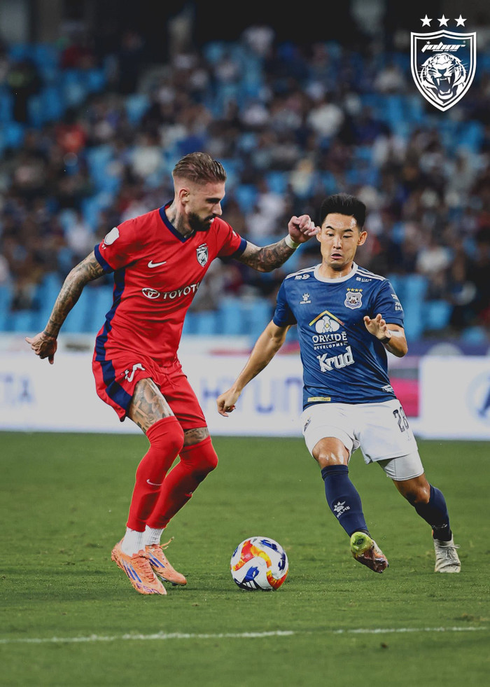 Johor Darul Ta’zim (áo đỏ) lấy lại ngôi đầu bảng từ Nam Định FC theo cách khó tin.