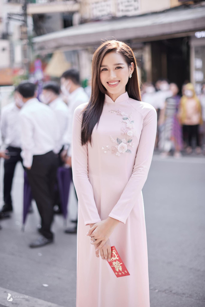 Hoa hậu Đỗ Thị Hà duy trì một chu trình dưỡng da khoa học để bảo vệ làn da trước sự thay đổi của thời tiết mùa đông. Ảnh: FBNV