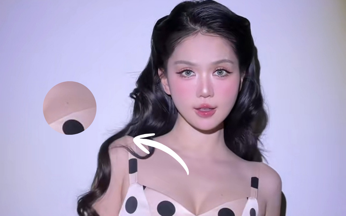 Ngọc Trinh để lộ nốt ruồi ở ngực khi mặc váy hai dây. Ảnh chụp màn hình