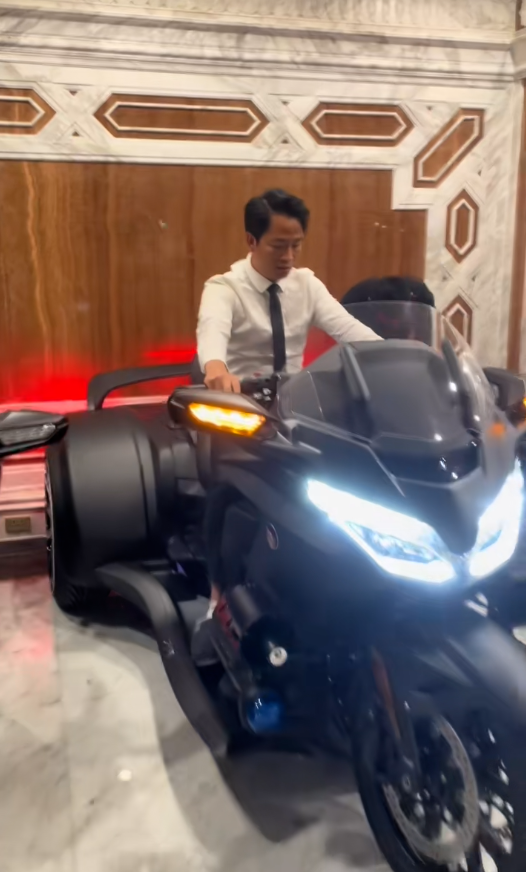Chồng bà chủ thẩm mỹ viện Mailisa xuất hiện trên chiếc xe mô tô Honda Gold Wing trị giá gần 2 tỷ trong tiệc tân gia nhà mới. (Ảnh: chụp màn hình)