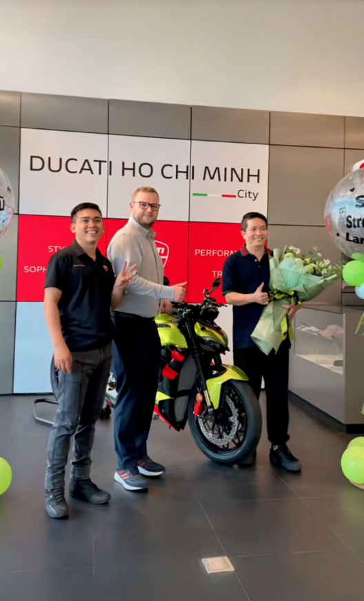 Doanh nhân Nguyễn Quốc Vũ, chồng Đoàn Di Băng trong ngày nhận chiếc xe Ducati. (Ảnh: chụp màn hình)
