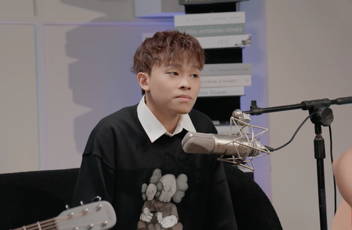 Hồ Văn Cường không xuất hiện quá dày đặc, thay vào đó, nam ca sĩ trẻ vừa đi học, vừa tham gia nghệ thuật.