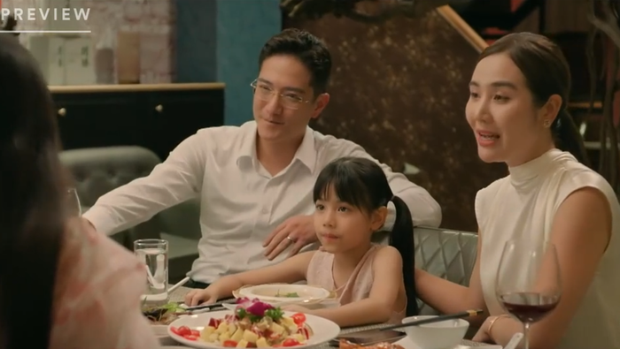 Bách đưa Duyên tới dùng bữa cùng vợ chồng chị Ngân.