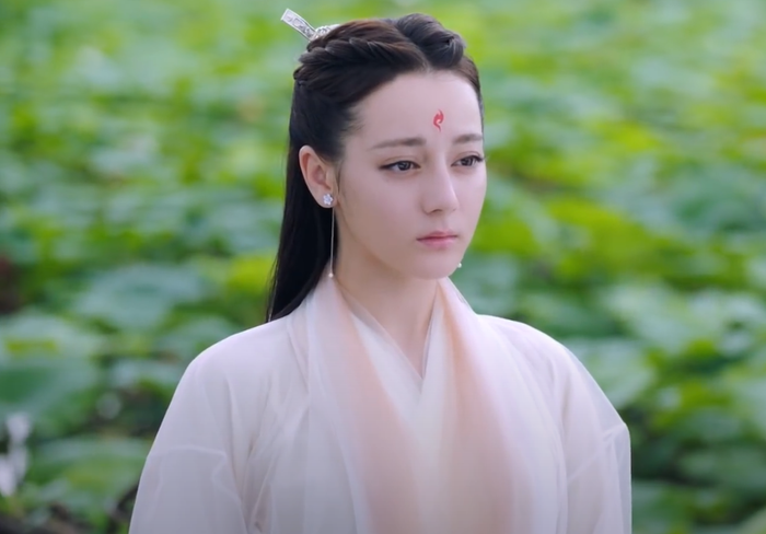 Vai Bạch Phượng Cửu trở thành biểu tượng mới của Địch Lệ Nhiệt Ba.