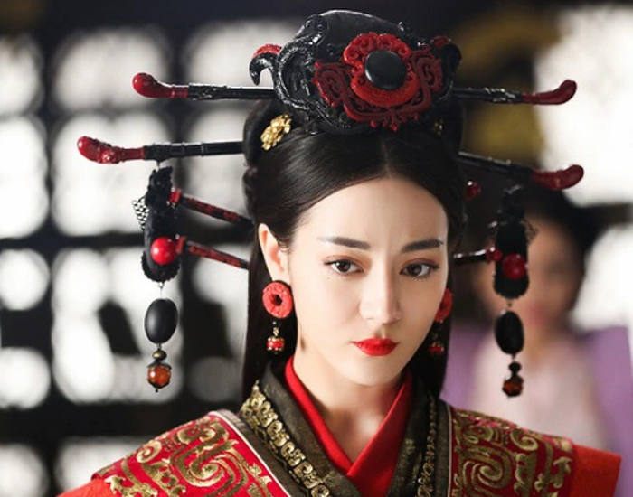 Trong Tần Thời Lệ Nhân Minh Nguyệt Tâm Địch Lệ Nhiệt Ba phải đối mặt với tuyến cảm xúc nặng về tâm lý.