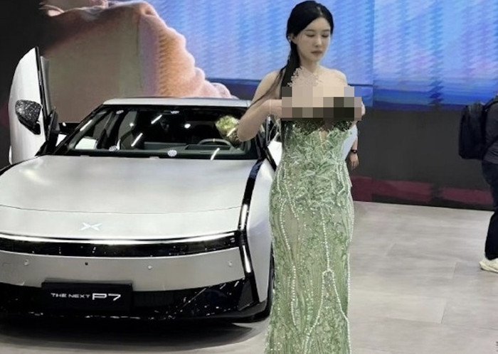 Xôn xao clip nữ người mẫu cởi đồ tại triển lãm ô tô, sự thật gây bức xúc Ảnh 1