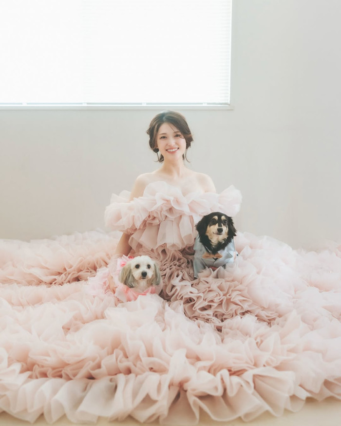 Nữ ca sĩ lựa chọn tung bộ ảnh chụp cùng thú cưng để báo tin vui đến khán giả. Ảnh: IGNV