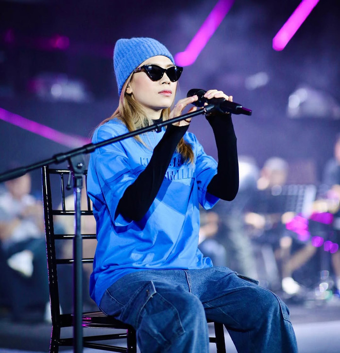 Mỹ Tâm cũng không ngần ngại thử nghiệm áo phông với phụ kiện phá cách như mũ len xanh coban phối kính đen to bản hoặc mũ lưỡi trai năng động. Những chi tiết nhỏ này giúp tổng thể không bao giờ nhàm chán dù chỉ xoay quanh một item duy nhất. Ảnh: IGNV