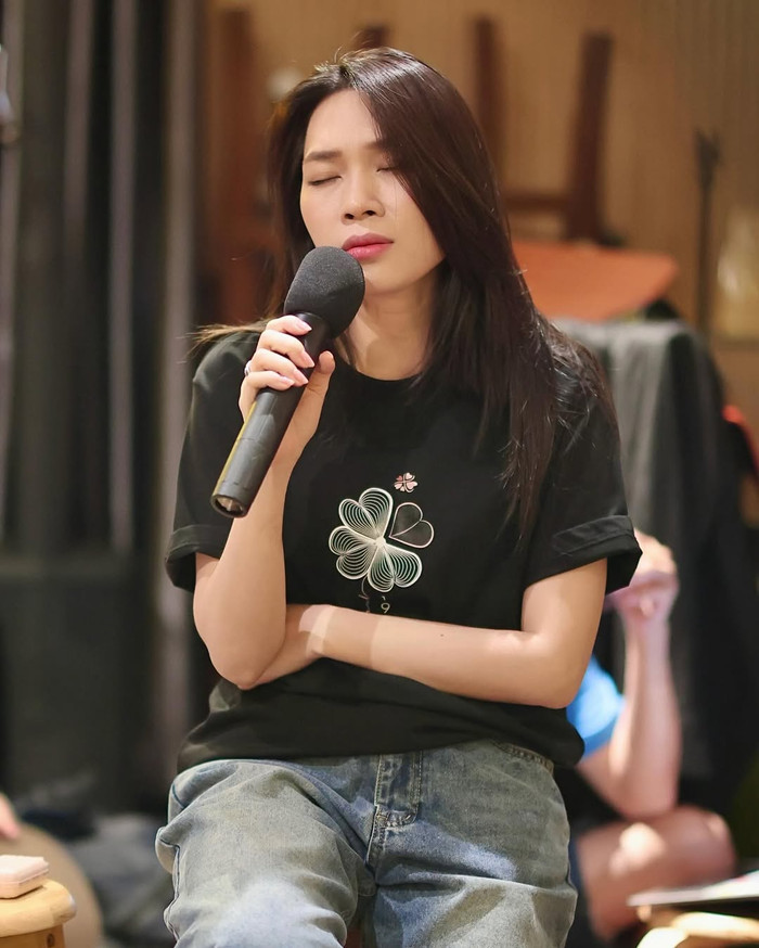 Về màu sắc, tủ đồ áo phông của Mỹ Tâm chủ đạo là các tông trung tính và cổ điển: trắng, đen, xanh navy, xanh coban, xám khói - xen kẽ vài chiếc nổi bật như trắng raglan xanh lá hay trắng in chữ đỏ. Cách phối quần jeans wash bạc, jeans ống suông hoặc quần túi hộp rộng tiếp tục khẳng định công thức 'less is more' mà vẫn cực kỳ cuốn hút. Ảnh: IGNV