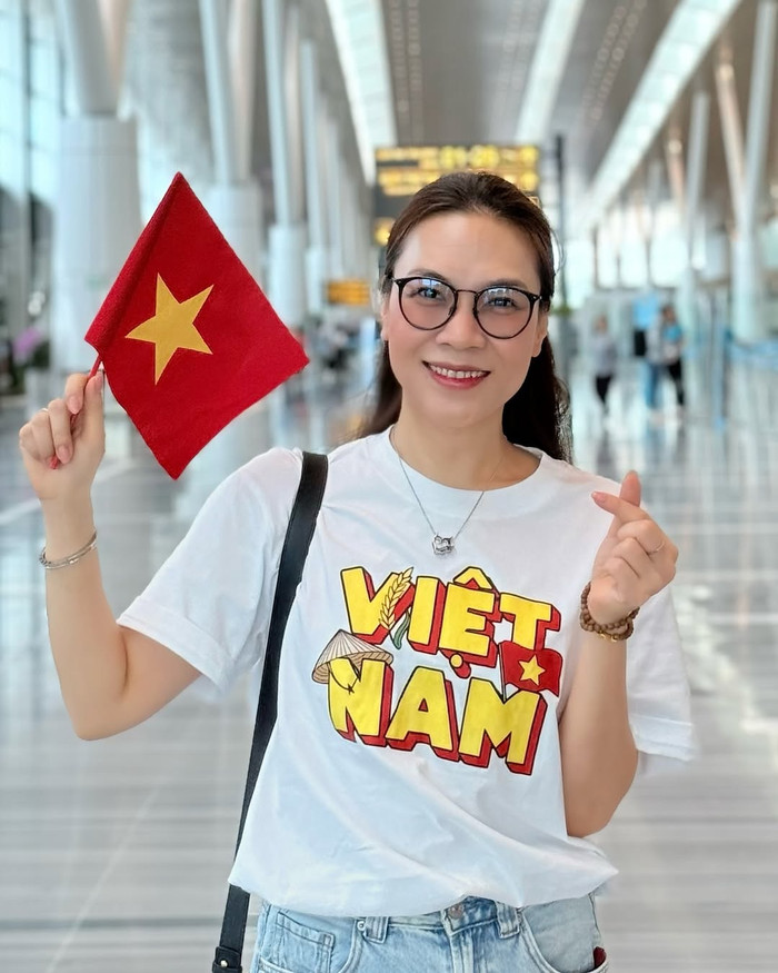 Có thể nói, áo phông không chỉ là item yêu thích mà đã trở thành 'thương hiệu thời trang' trẻ mãi không già, thoải mái nhưng vẫn chỉn chu, đơn giản nhưng không hề đơn điệu của Mỹ Tâm. Ảnh: IGNV