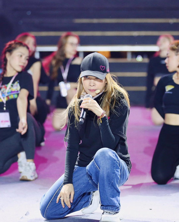 Với những ngày năng động, Mỹ Tâm chọn áo phông oversize hoặc dáng suông rộng rãi, phối cùng quần jeans ống rộng, quần baggy hoặc quần cargo. Phong cách này mang hơi hướng street cực chất, vừa khỏe khoắn vừa tạo cảm giác cao ráo, trẻ trung rõ rệt. Ảnh: IGNV