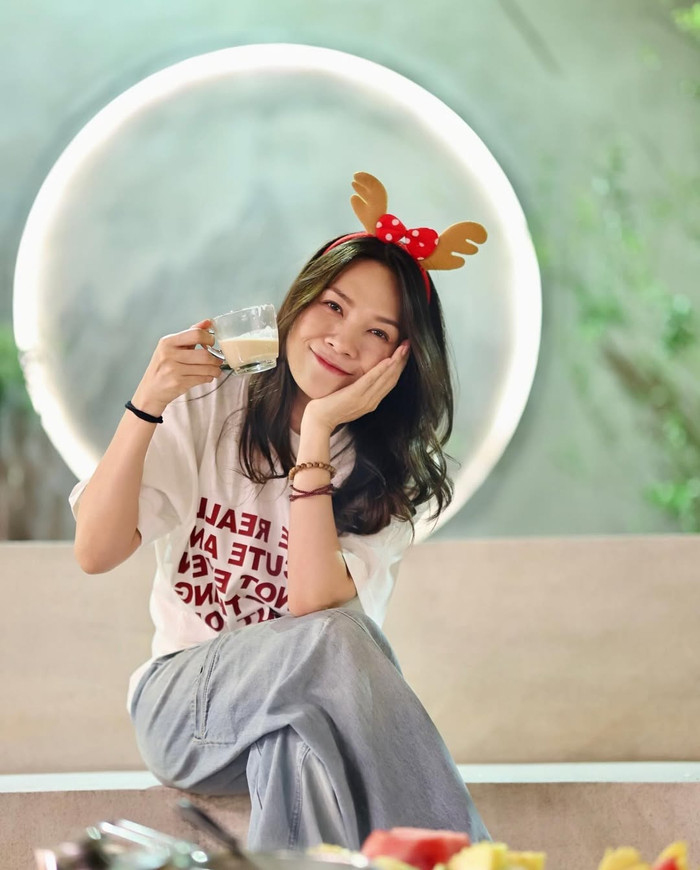 Khi diện áo phông, Mỹ Tâm ưa chuộng lối trang điểm tối giản: lớp nền mỏng căng bóng, son nude hoặc hồng đất, tóc buông xõa layer nhẹ hoặc buộc thấp tự nhiên, tạo nên hình ảnh một Mỹ Tâm vừa gần gũi, vừa sang chảnh tuổi 42. Đây là minh chứng rõ nhất cho việc chỉ cần một chiếc áo phông phối đúng cách là đủ 'cân' mọi khung hình. Ảnh: IGNV