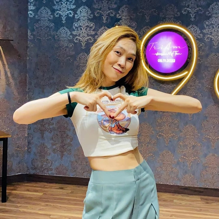 Mỹ Tâm đặc biệt trung thành với áo phông dáng cropped hoặc baby tee ôm vừa vặn. Kiểu áo phông crop ngắn cũn, lộ eo thon như chiếc baby tee xanh navy phối quần jeans cạp trễ, hay crop top trắng raglan tay xanh lá in hình cao bồi đều được cô diện đi diện lại. Ảnh: IGNV 