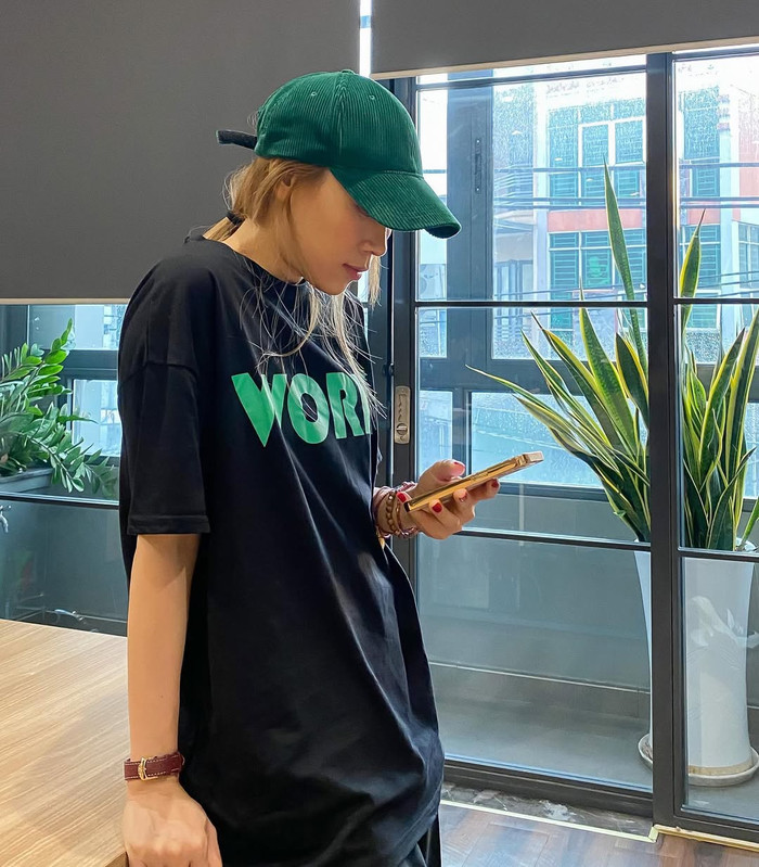 Phong cách yêu thích của Mỹ Tâm chính là những chiếc áo phông đơn giản. Từ street style đời thường đến những khoảnh khắc thoải mái nhất, nữ ca sĩ luôn biến chiếc áo phông cơ bản thành vũ khí hack tuổi lợi hại, vừa trẻ trung lại vừa cá tính. Ảnh: IGNV