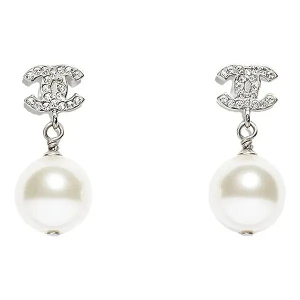 Đôi bông tai 17 triệu của Lâm Vỹ Dạ. Ảnh minh họa