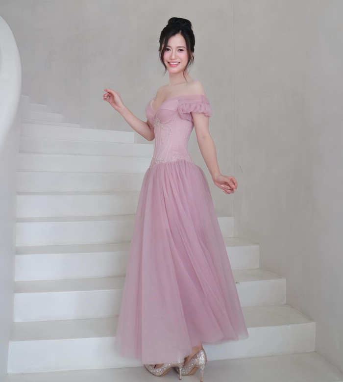 Lâm Vỹ Dạ gây ấn tượng với gu thời trang ngày càng thăng hạng. Ảnh: FBNV