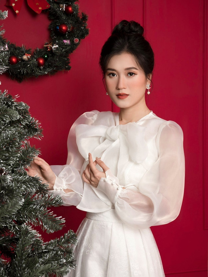 Đôi bông tai 17 triệu trong bức ảnh chụp Giáng sinh của Lâm Vỹ Dạ. Ảnh: FBNV