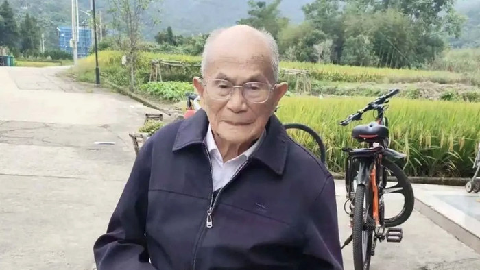 Cụ ông sống thọ 111 tuổi, vẫn còn minh mẫn và sức khỏe tốt. (Ảnh Jam Press)