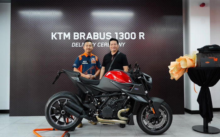 Đây là mẫu xe hiếm tại thị trường Việt Nam mà cả ông Nguyễn Quốc Vũ và ông Hoàng Kim Khánh đều sở hữu.