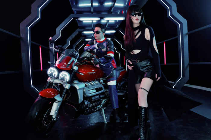 Đây là chiếc xe thường xuyên xuất hiện trong những bộ hình của vợ chồng ca sĩ Đoàn Di Băng - Nguyễn Quốc Vũ. 