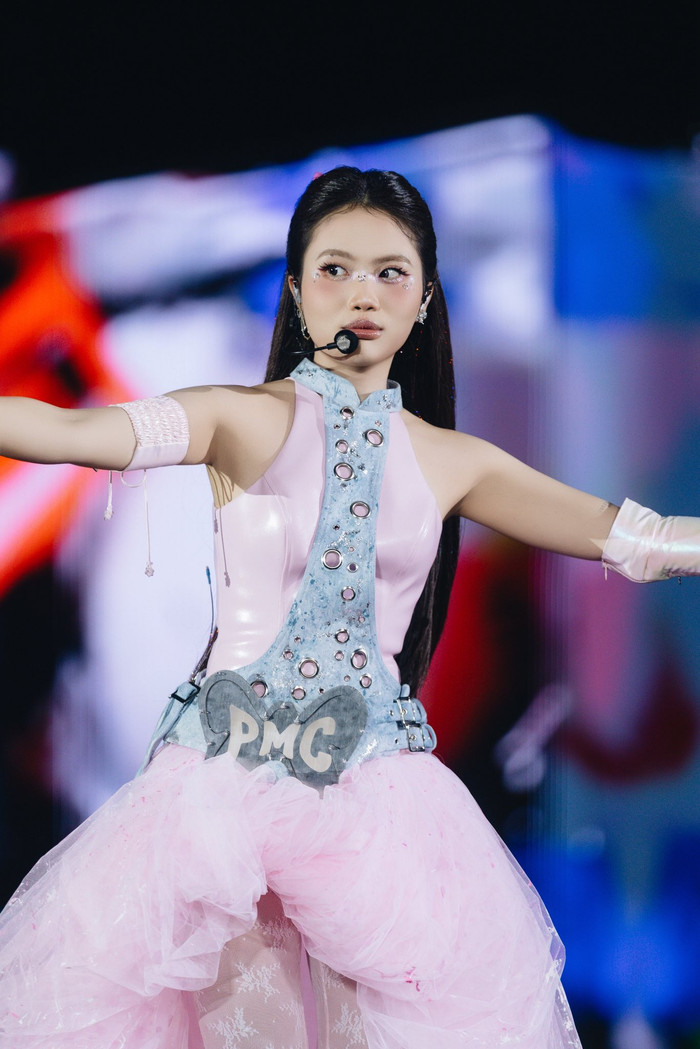 Sẽ ra sao khi Phương Mỹ Chi hát hit của Hương Tràm và Mỹ Tâm trong phòng karaoke? Ảnh 1