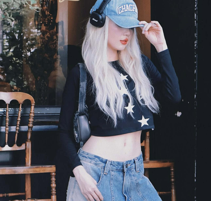 Tai nghe Marshall của Ngọc Trinh là thiết bị công nghệ thể hiện cá tính thời trang (Ảnh: ISNV).