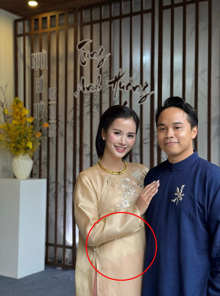 Đáng nói, Á hậu Hương Ly vướng nghi vấn đang mang bầu, vòng 2 to bất thường. 