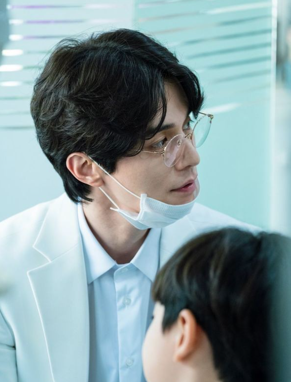 Lee Dong Wook trong vai nha sĩ kỳ dị, ánh mắt sắc lạnh tạo nên bầu không khí bất an đặc trưng của căn trọ 304
