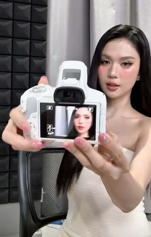 Ngọc Trinh được bắt gặp từng sử dụng chiếc máy ảnh này.