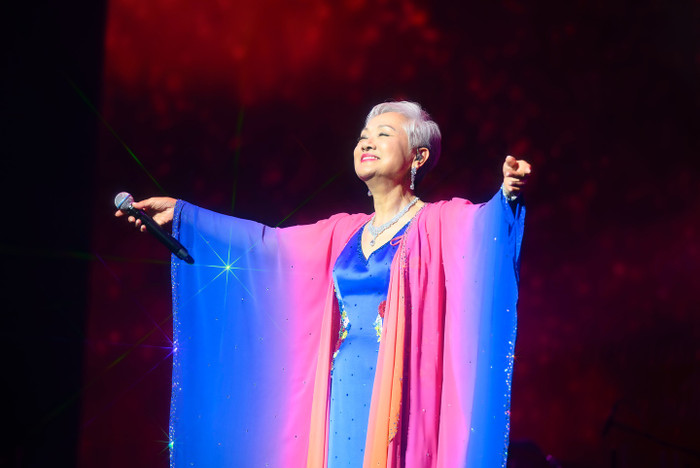 Nữ danh ca 78 tuổi tái xuất sân khấu, nhan sắc và giọng hát khiến khán giả ngỡ ngàng Ảnh 4