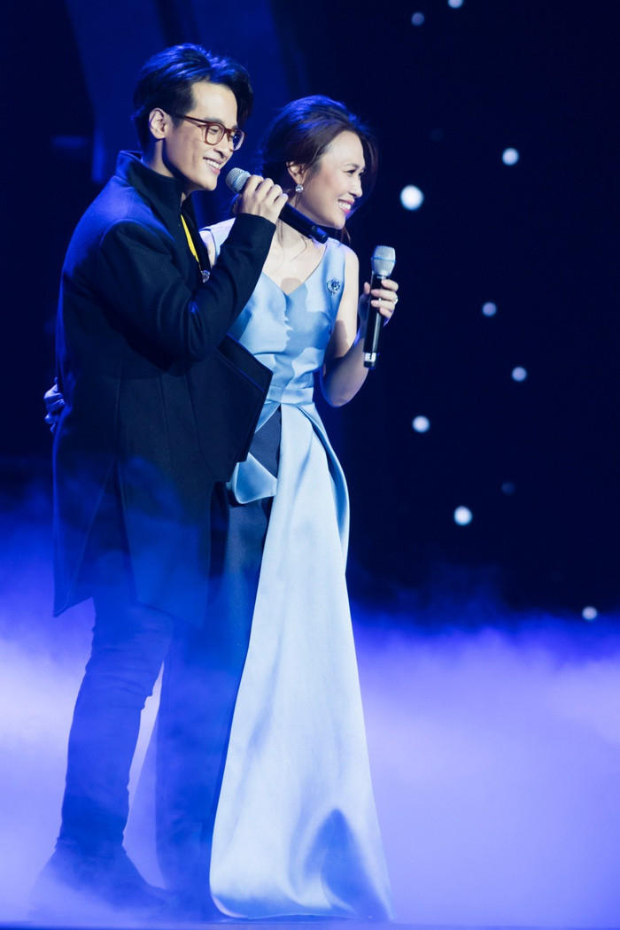 Nam ca sĩ dám hôn Mỹ Tâm ngay trên sân khấu, hàng trăm khán giả vỡ òa Ảnh 3