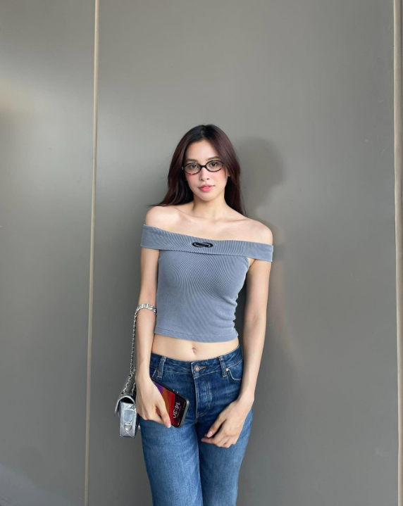 Cô thường phối crop top cùng quần jeans ống rộng cạp trễ hoặc quần suông, tạo nên combo hoàn hào chuẩn phong cách Y2K mà Gen Z mê mẩn. Crop top cũng giúp Tiểu Vy tôn lên vòng eo săn chắc, tạo tỷ lệ cơ thể đẹp và khỏe khoắn. Ảnh: FBNV
