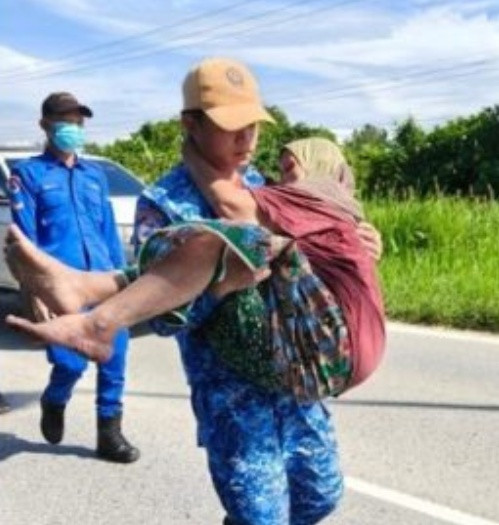 Phát hiện người mẹ mù bò ra từ khu rừng, cảnh sát bàng hoàng trước cảnh tượng trong căn lều cũ Ảnh 1