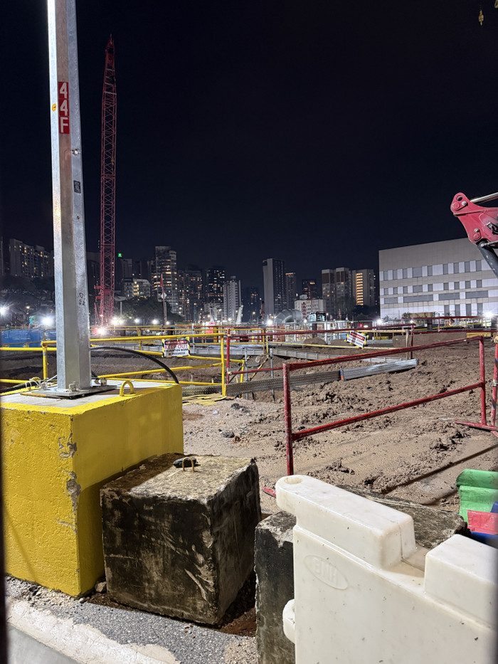 Đào đất làm công trình sau bệnh viện, phát hiện 4 chiếc quan tài không rõ danh tính Ảnh 2