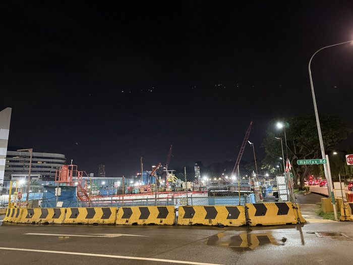 Đào đất làm công trình sau bệnh viện, phát hiện 4 chiếc quan tài không rõ danh tính Ảnh 1