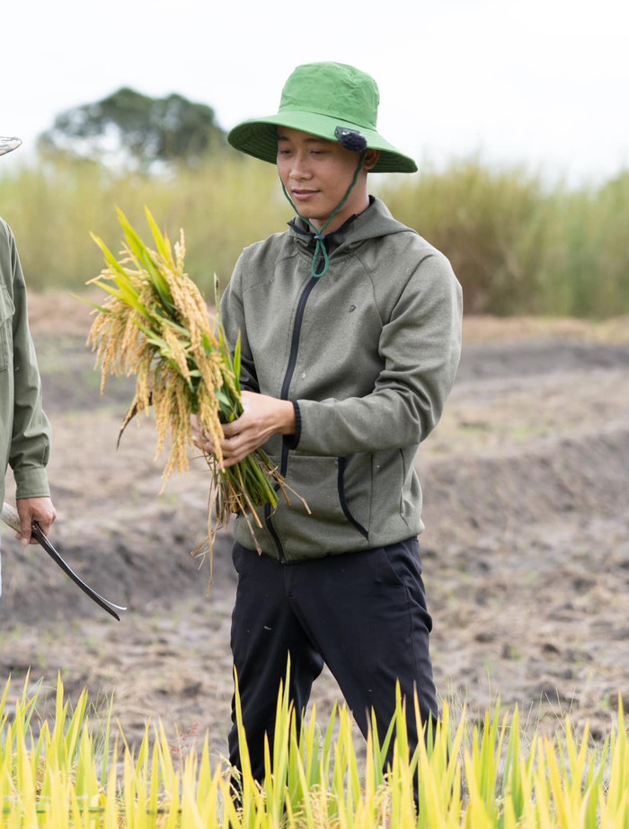 Quang Linh Vlogs chi hơn 100 triệu để trợ nhân viên mua  xe máy. Ảnh: FBNV