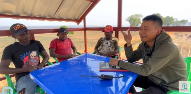 Quang Linh Vlogs sẽ mua tổng cộng 4 chiếc xe máy cho 3 thành viên trong ảnh và một người đang cầm máy quay. Ảnh chụp màn hình