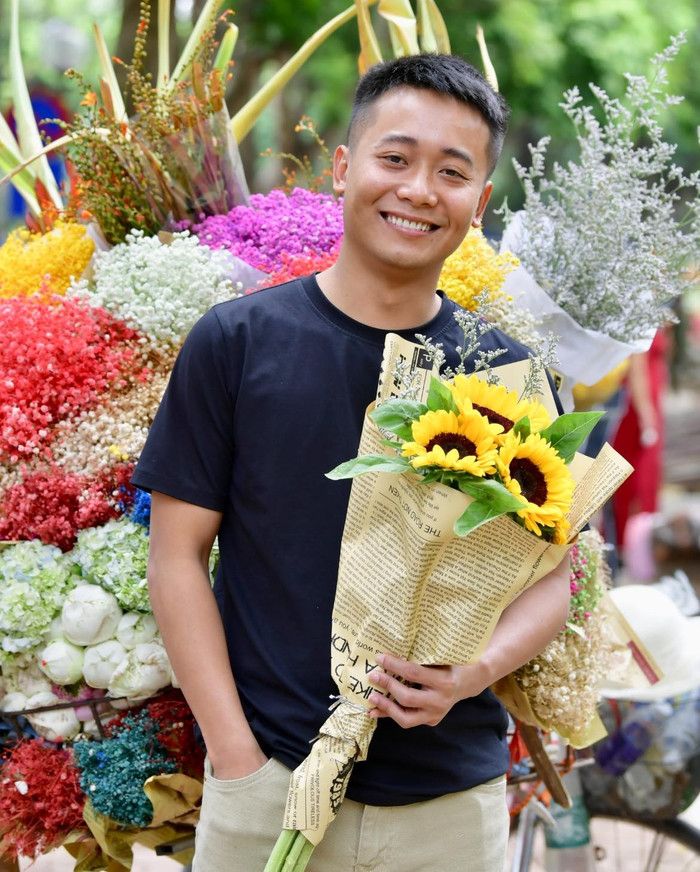 Quang Linh Vlogs hỗ trợ nhân viên mua xe máy. Ảnh: FBNV