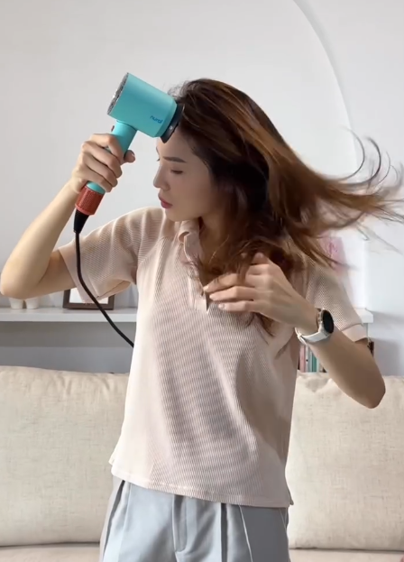 Kỳ Duyên ưu tiên giải pháp công nghệ thông minh mang lại tốc độ sấy vượt trội cùng khả năng chăm sóc tóc toàn diện. Ảnh chụp màn hình