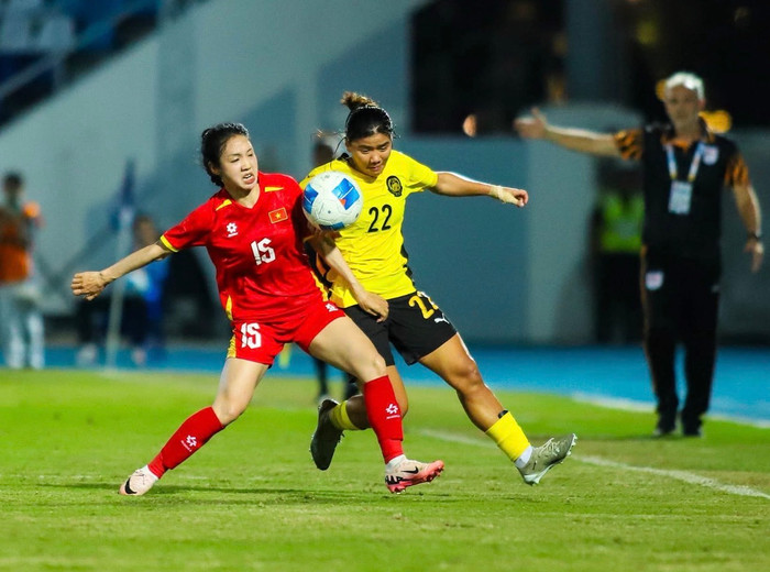 Tuyển nữ Việt Nam đã thắng dễ Malaysia 7-0 để tạm đứng đầu bảng B. Ảnh: FAM