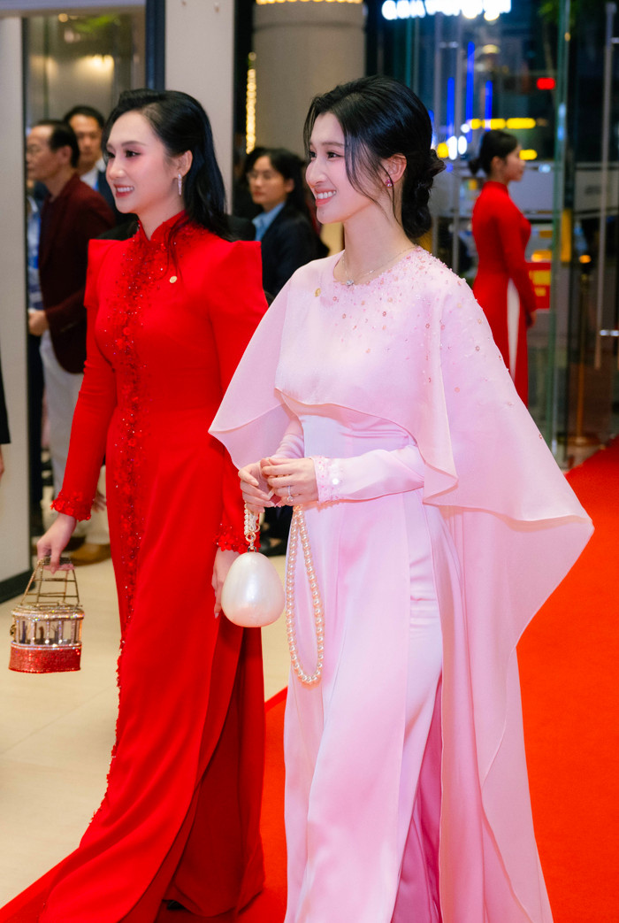  Á hậu Nguyễn Phương Nhi và chị dâu Bùi Lan Anh. Ảnh: ĐS&PL