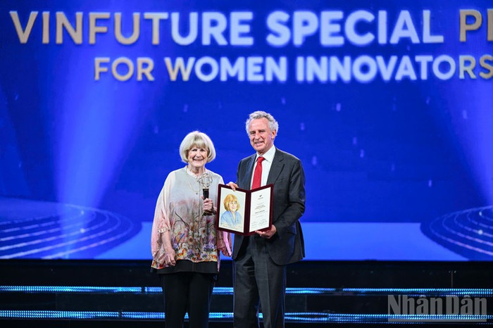 Chủ tịch Hội đồng Giải thưởng, GS Richard Henry Friend trao cúp và chứng nhận cho GS Mary-Claire King. Ảnh: Báo Nhân Dân