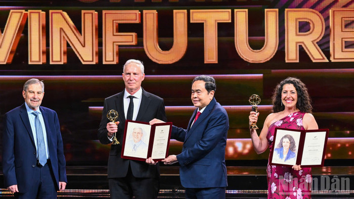 Chủ tịch Quốc hội Trần Thanh Mẫn trao giải thưởng Chính VinFuture 2025 cho các nhà khoa học. Ảnh: báo Nhân Dân