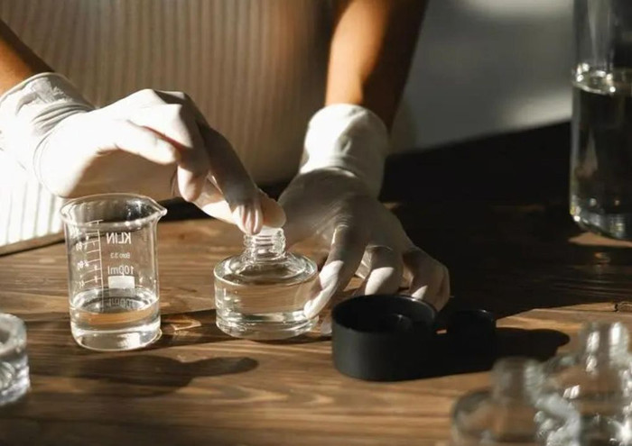 Amazon mang đến hương nước hoa được pha bằng AI. Ảnh minh họa