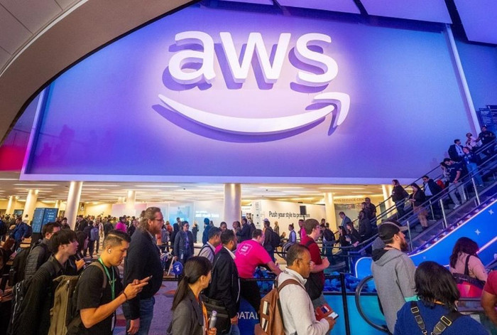 Hàng trăm kỹ sư xếp hàng chỉ để thử hương nước hoa được pha bằng trí tuệ nhân tạo do Amazon triển khai. Ảnh minh họa